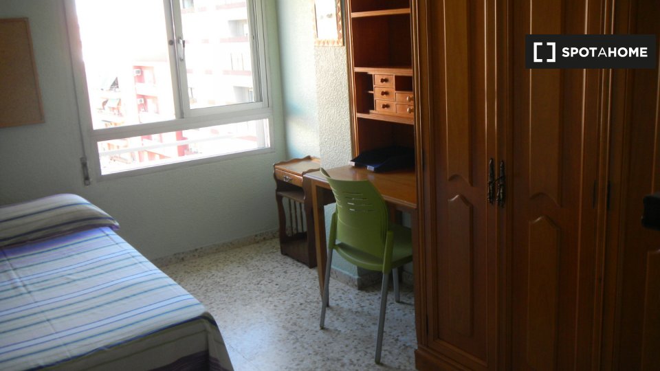 Double room Valencia, 3 beds, 115m² — photo 21