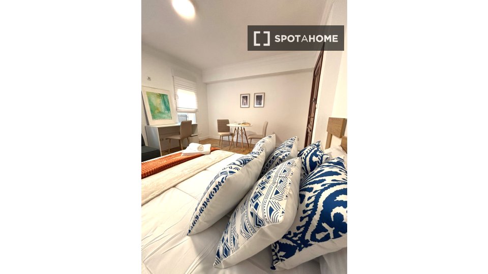 Double room Madrid, 8 beds, 170m² — photo 1