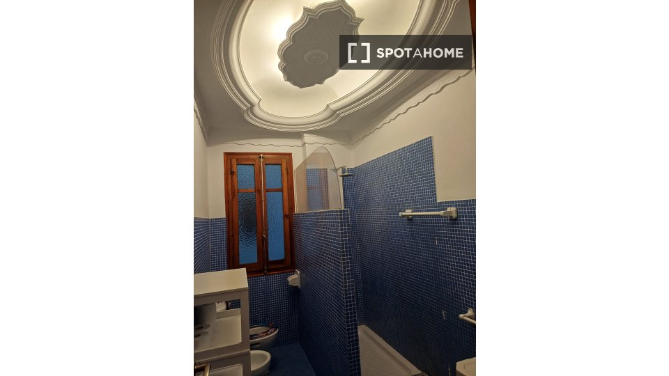 Double room Valencia, 1 bed, 130m² — photo 1