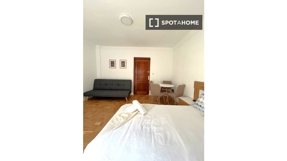 Stanza in un appartamento condiviso con 8 camere da letto in affitto a Leganés - à Madrid
