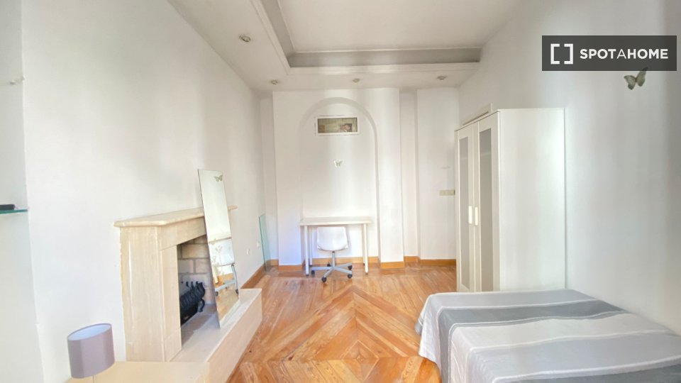 Double room Madrid, 7 beds, 180m² — photo 44