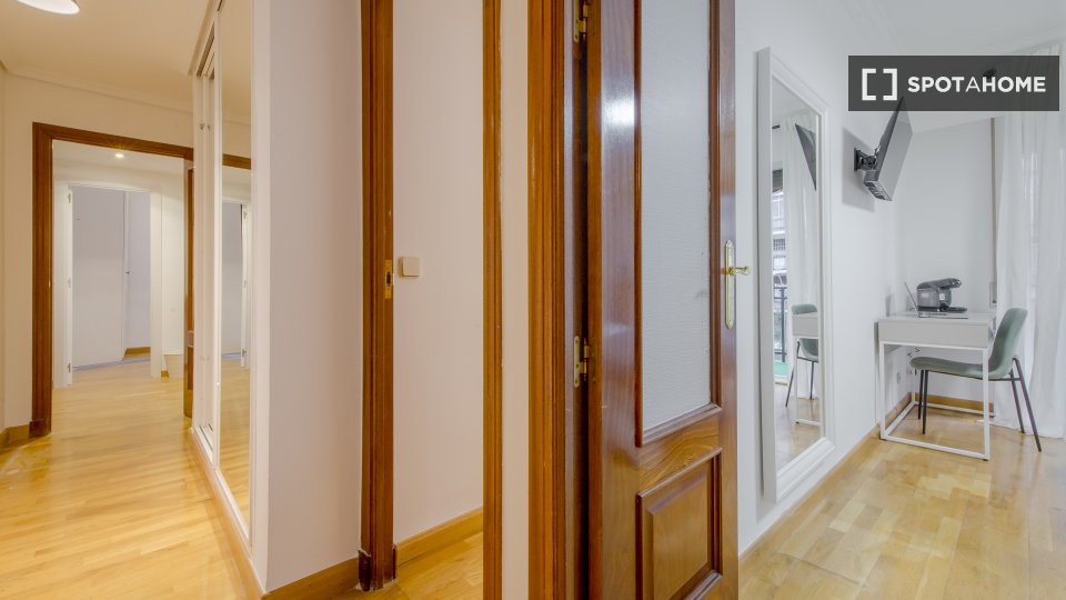Double room Madrid, 5 beds, 145m² — photo 17