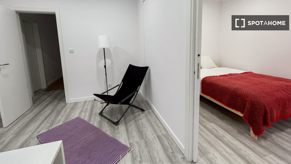 Double room Lisbon, 3 beds, 70m² — photo 4
