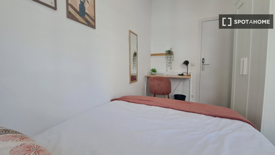 Double room Madrid, 14 beds, 200m² — photo 1