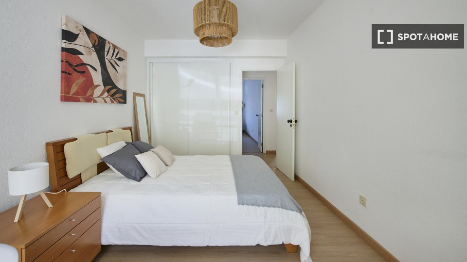 Double room Lisbon, 3 beds — photo 17