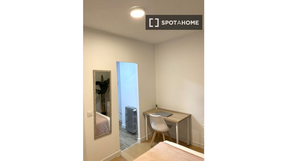 Double room Madrid, 4 beds, 100m² — photo 9