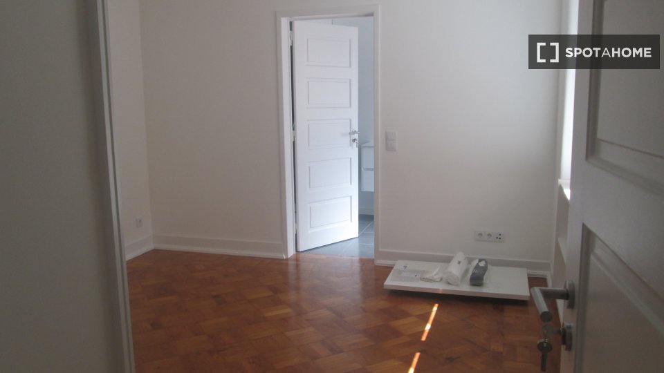 Double room Lisbon, 5 beds, 130m² — photo 15