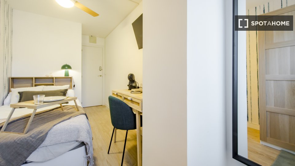 Double room Madrid, 6 beds, 110m² — photo 3