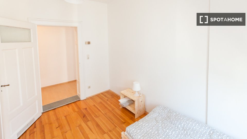 Double room Munich, 4 beds, 82m² — photo 19
