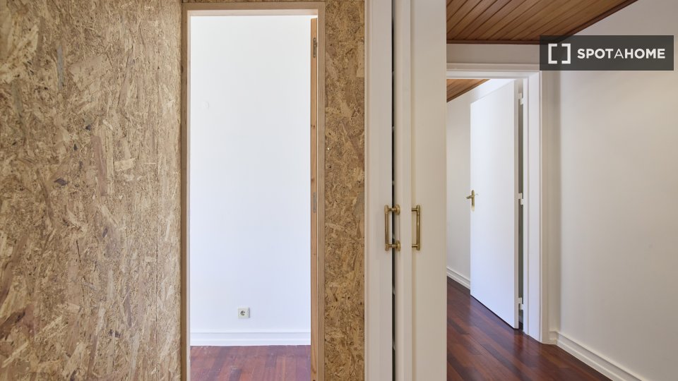 Double room Lisbon, 5 beds — photo 10