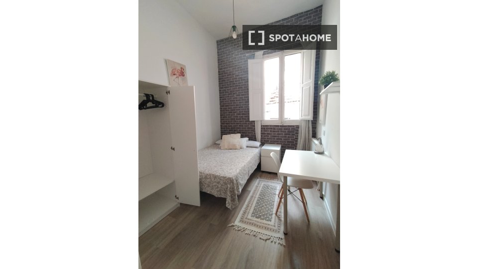 Double room Madrid, 5 beds, 100m² — photo 11