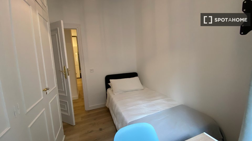 Double room Madrid, 5 beds, 100m² — photo 2