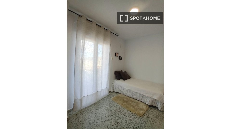 Double room Alicante, 5 beds, 140m² — photo 9