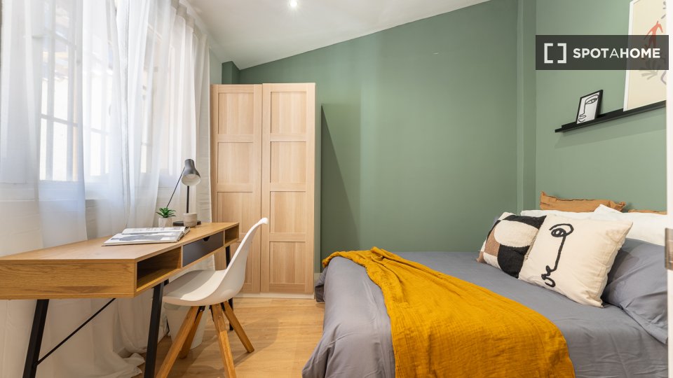 Double room Madrid, 9 beds, 144m² — photo 2
