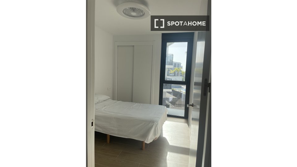 Double room Alicante, 3 beds — photo 10