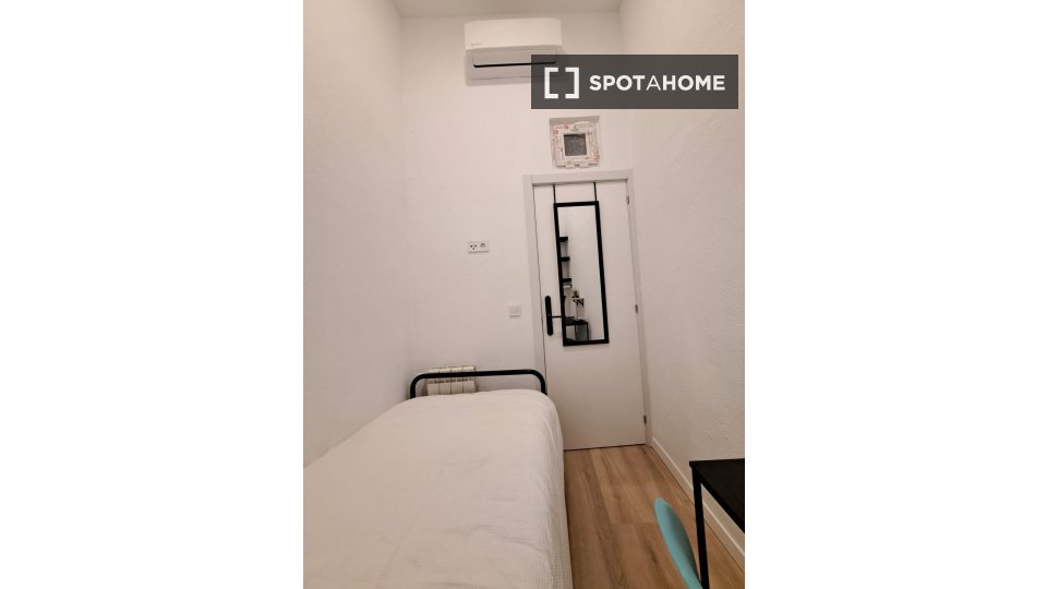 Double room Madrid, 12 beds, 185m² — photo 13