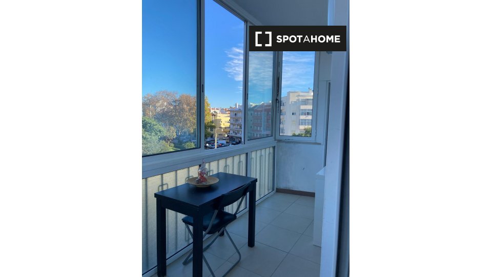 Double room Lisbon, 3 beds, 70m² — photo 4