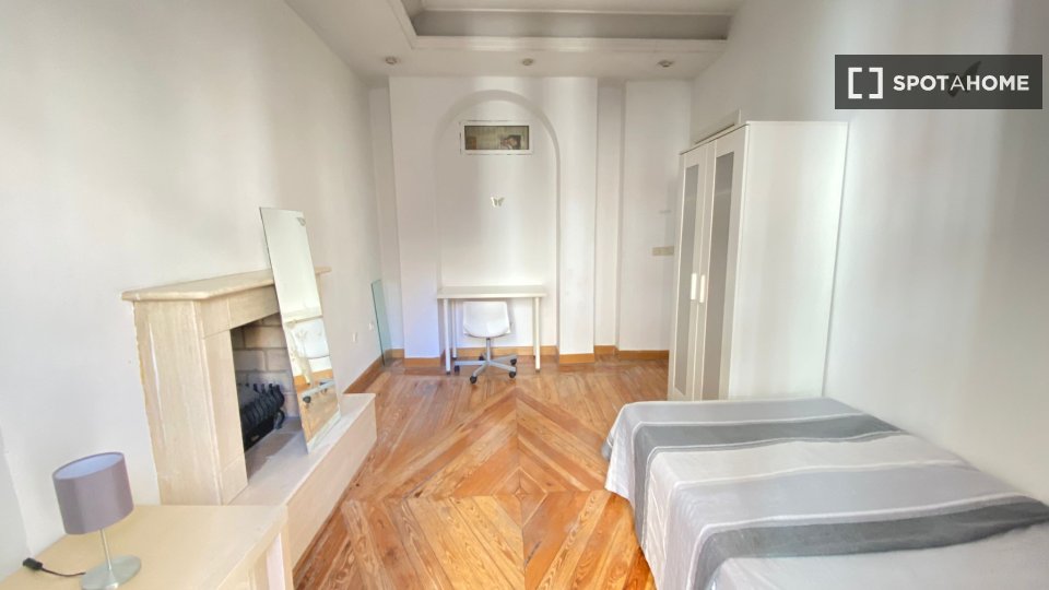 Double room Madrid, 7 beds, 180m² — photo 24