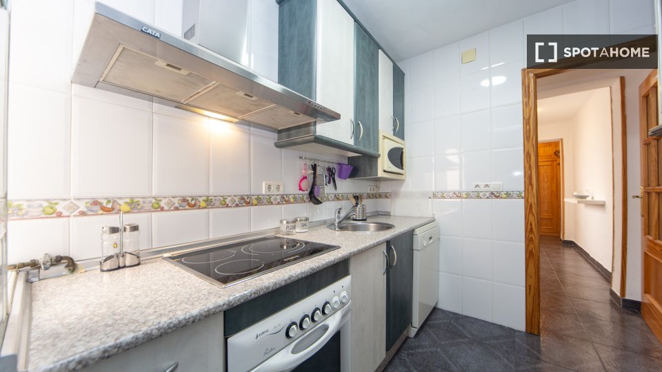 Double room Granada, 3 beds, 75m² — photo 6