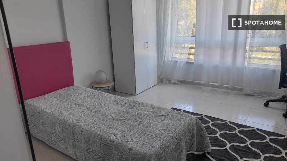 Double room Lisbon, 3 beds — photo 19