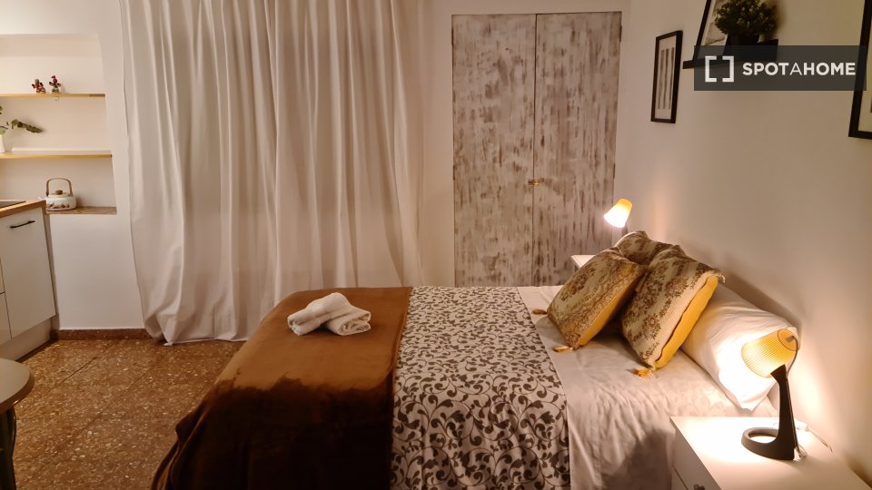 Double room Valencia, 1 bed, 24m² — photo 3