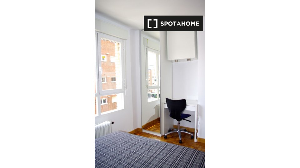 Double room Madrid, 5 beds, 140m² — photo 3