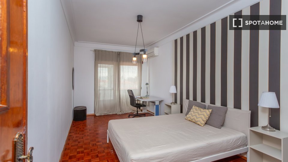 Double room Lisbon, 4 beds — photo 52