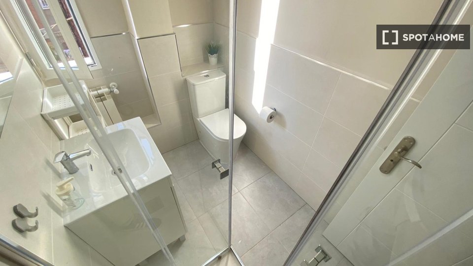 Double room Madrid, 5 beds — photo 23