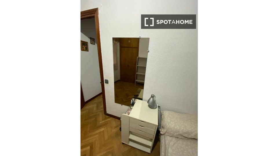 Double room Madrid, 3 beds — photo 9