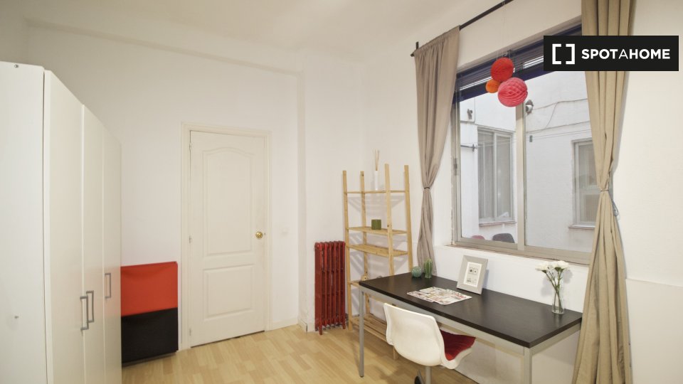 Double room Madrid, 7 beds, 160m² — photo 4