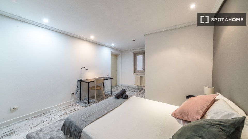 Double room Madrid, 6 beds, 150m² — photo 10