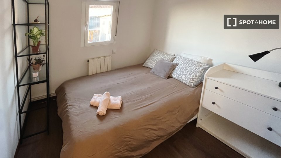 Double room Madrid, 3 beds, 60m² — photo 1
