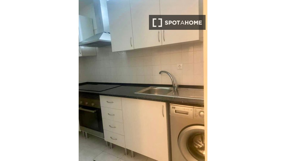Double room Lisbon, 2 beds, 16m² — photo 10