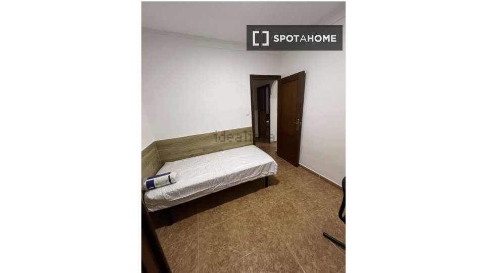 Double room Seville, 3 beds, 90m² — photo 8