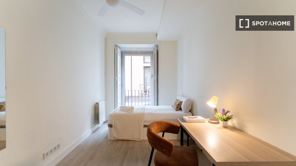 Double room Madrid, 9 beds — photo 9
