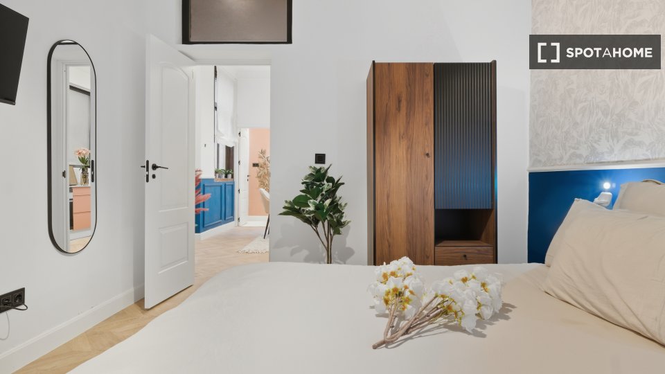 Double room Madrid, 3 beds, 82m² — photo 15
