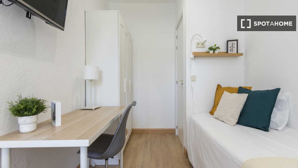 Double room Madrid, 3 beds — photo 41