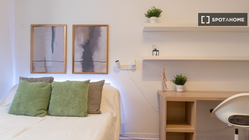 Double room Madrid, 7 beds, 160m² — photo 44