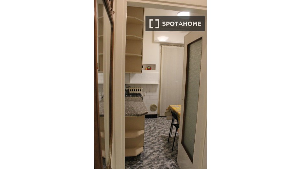 Double room Milan, 2 beds, 11m² — photo 3