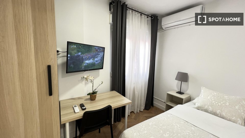 Double room Madrid, 4 beds, 90m² — photo 17