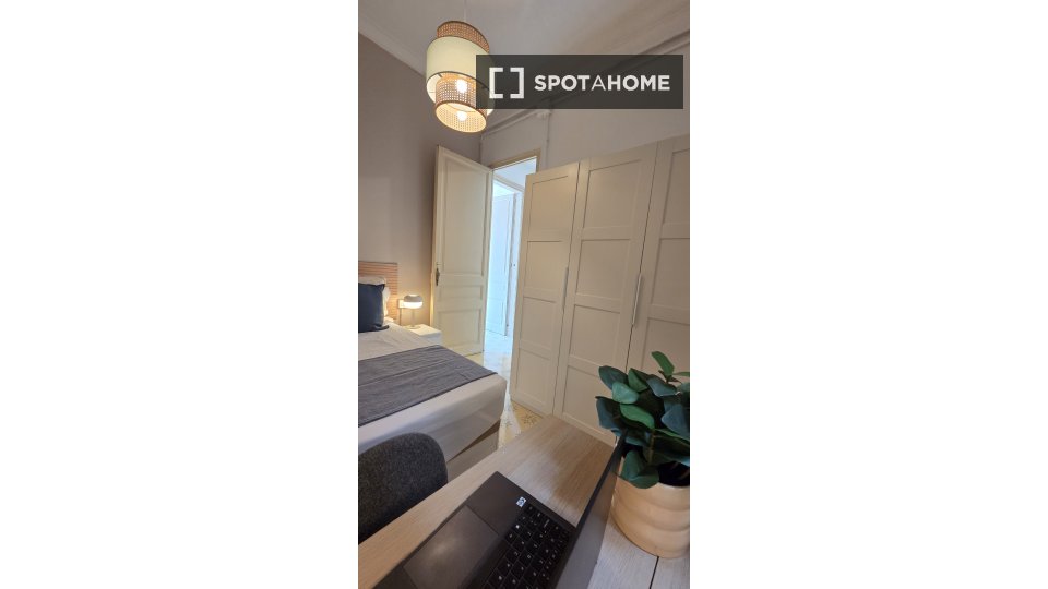 Double room Barcelona, 7 beds, 210m² — photo 9