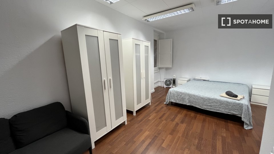Double room Barcelona, 13 beds, 290m² — photo 9