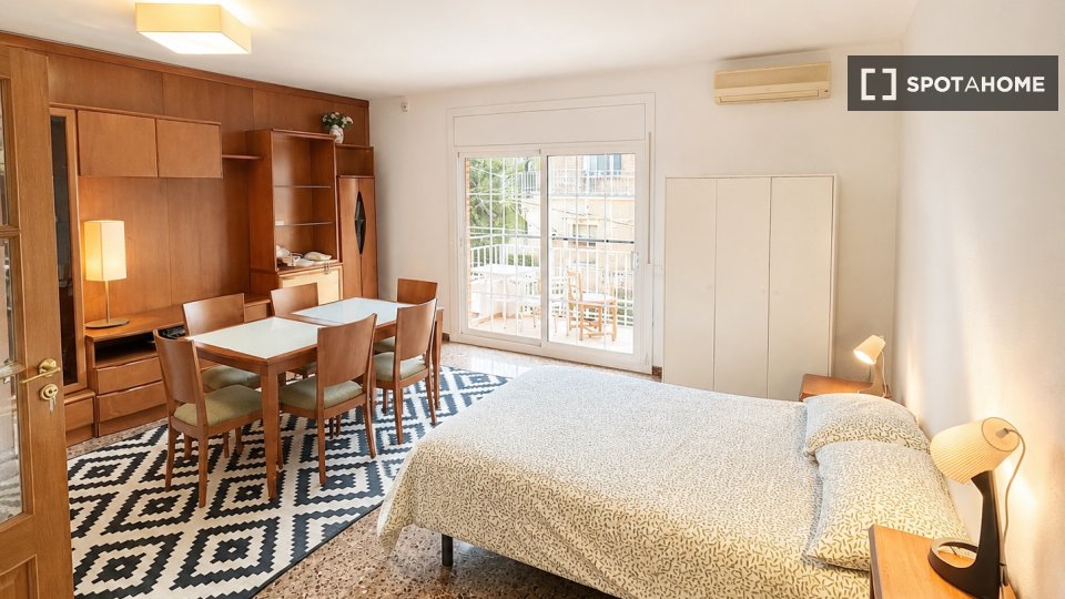 Double room Barcelona, 1 bed, 125m² — photo 1