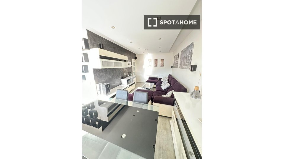Bedroom for rent in an apartment with 6 bedrooms in Tetuán, Madrid. - a Barcellona