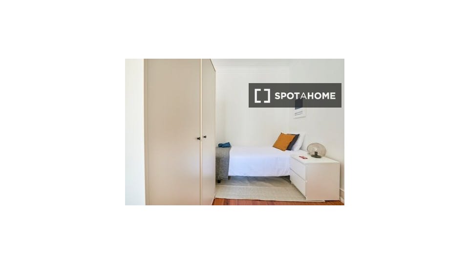 Double room Lisbon, 5 beds — photo 11