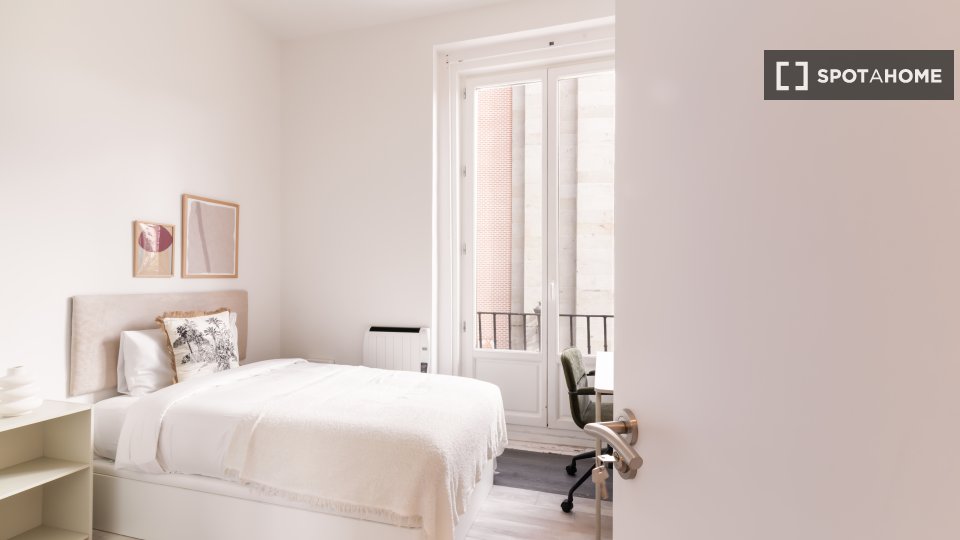Double room Madrid, 7 beds, 230m² — photo 12