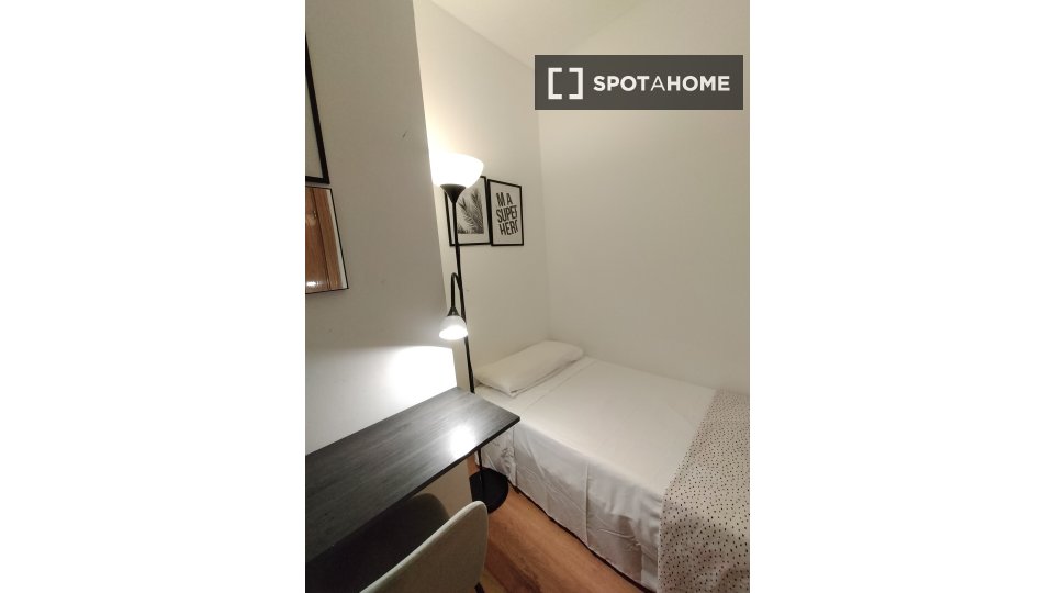 Double room Madrid, 7 beds, 90m² — photo 2