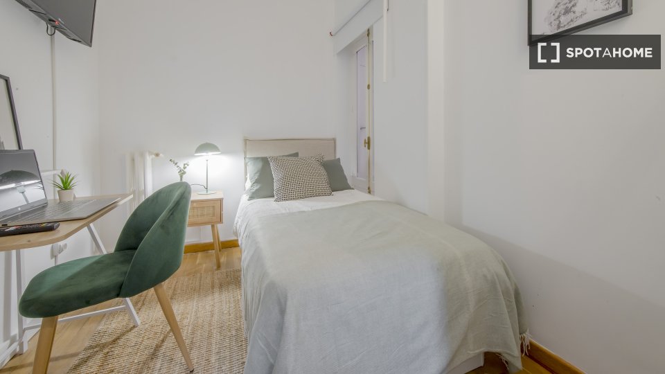 Double room Madrid, 6 beds, 120m² — photo 16