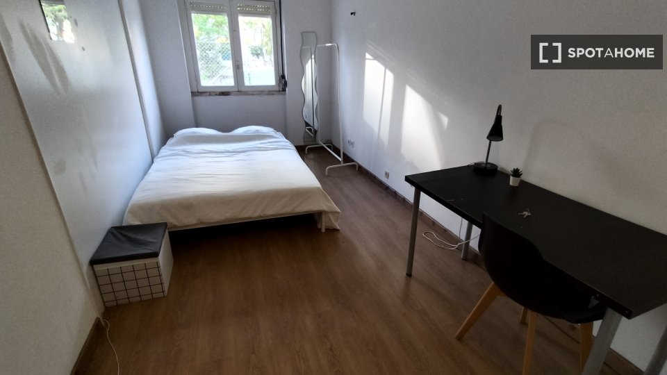 Double room Lisbon, 3 beds, 60m² — photo 20