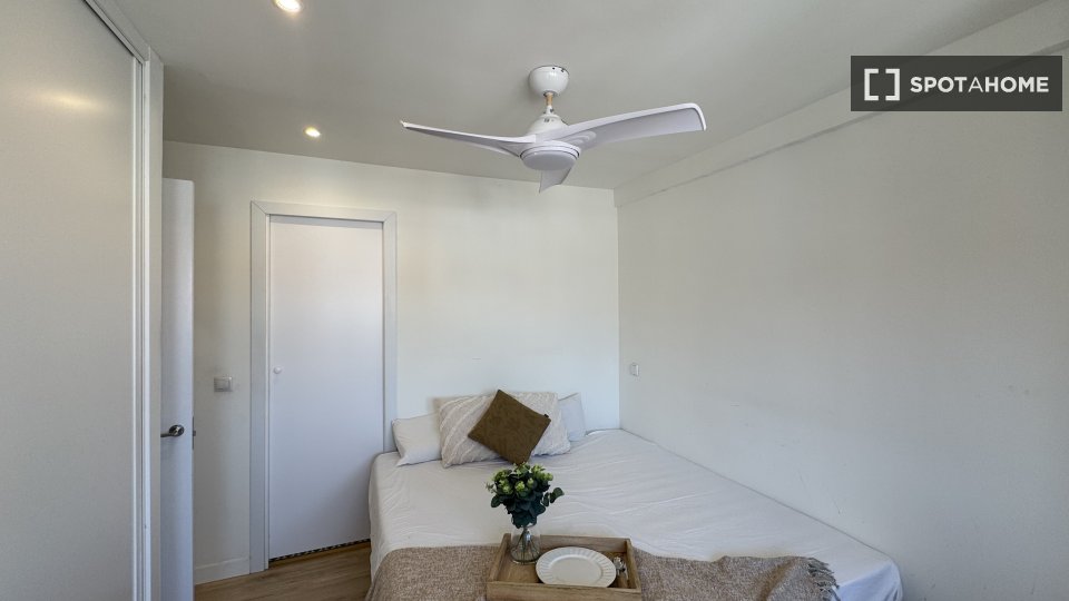 Double room Madrid, 3 beds, 82m² — photo 9